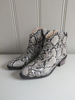 39 CARMELA enkellaars -BIJ