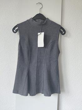 38 ZARA mouwloos grijs -KO
