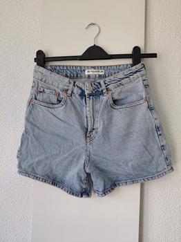 38 PULL & BEAR short -NB